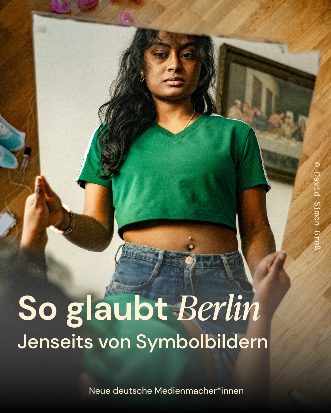 Eine junge Frau blickt in einen Spiegel, den sie hält. Hinter ihr ist im Spiegelbild ein Teil eines Gemälde des letzten Abendmahls aus der christlichen Erzählung zu sehen. Auf der Kachel steht: So glaubt Berlin. Jenseits von Symbolbildern