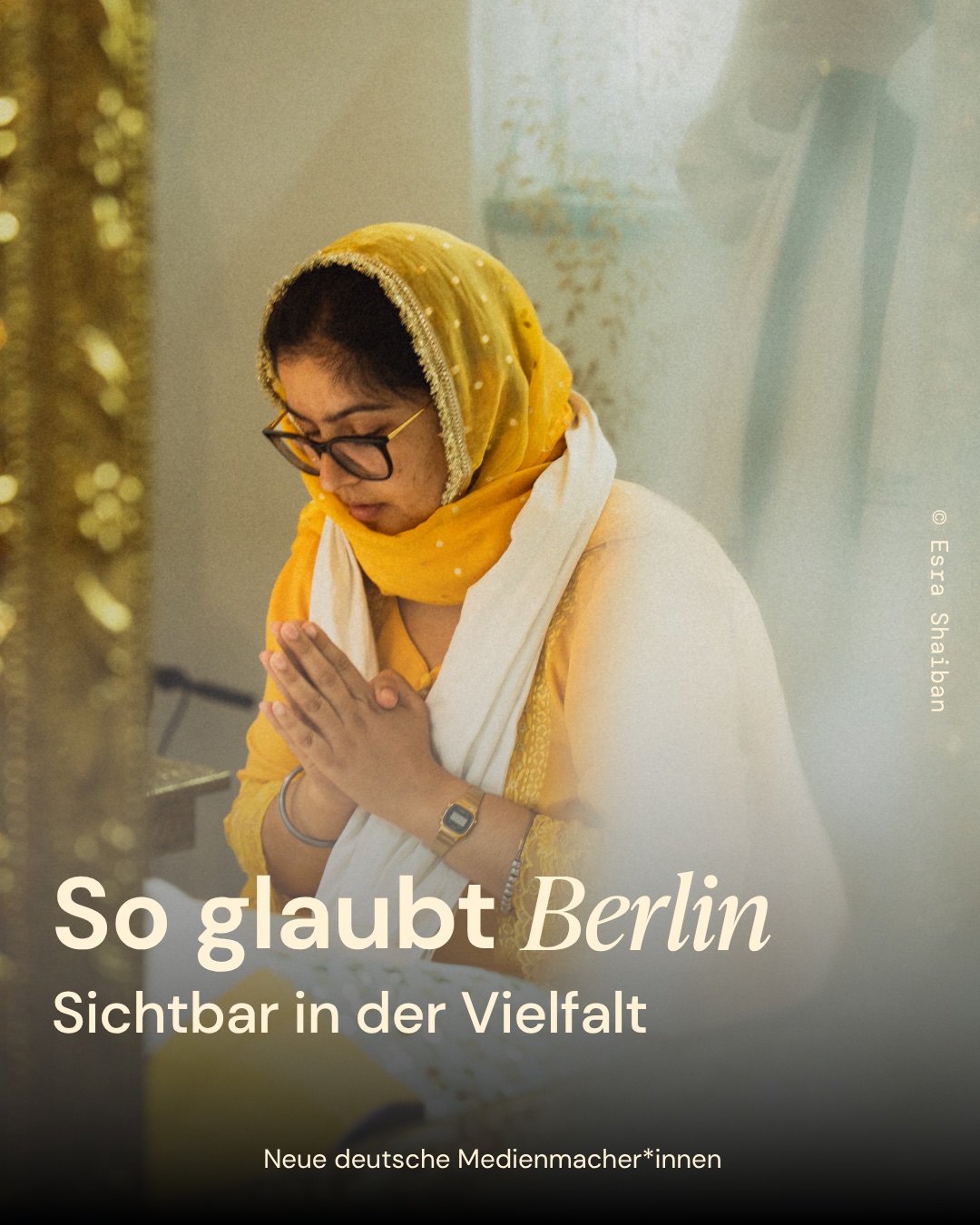 Eine junge Frau, Arwinder, betet mit gefalteten Händen im Gebetsraum. Der Gurdwara Sri Guru Singh Sabha ist eine Gebetstätte der in Berlin/Brandenburg lebenden Sikhs Berlin; ein Moment der Stille und Konzentration. Auf der Kachel steht: So glaubt Berlin. Sichtbar in der Vielfalt