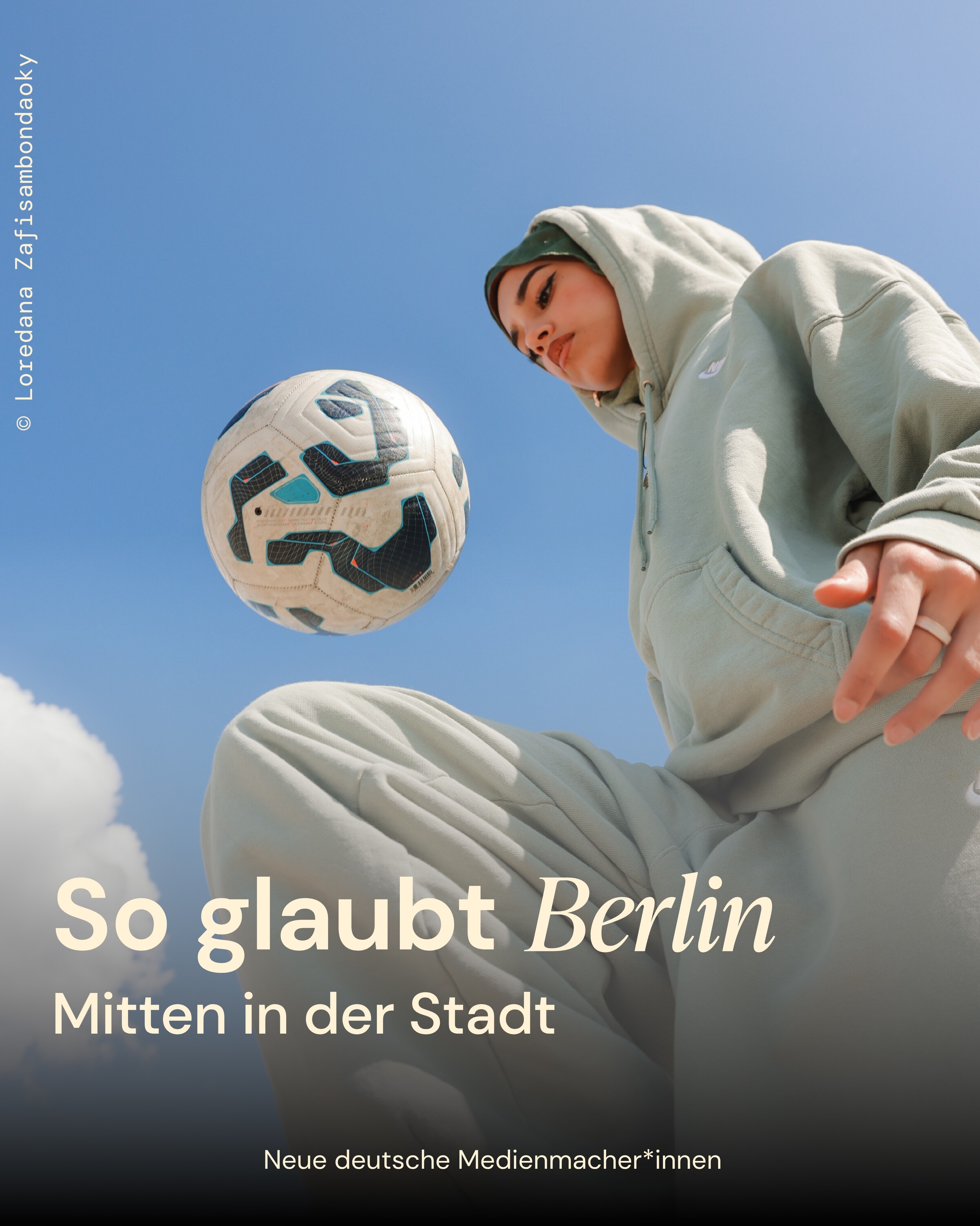 Der Ball wird mit dem Knie gekickt, der Blick ist fokussiert. Für die junge Fußballerin gehören Sport und Kopftuch selbstverständlich zusammen. Im Hintergrund der blaue Himmel. Auf der Kachel steht: So glaubt Berlin. Mitten in der Stadt